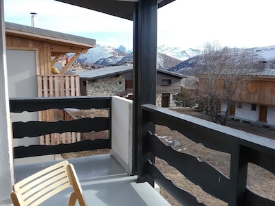 ALPE HUEZ STATION renovated apartment for 6 people near snow front + parking