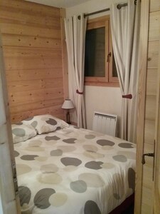 ALPE HUEZ STATION renovated apartment for 6 people near snow front + parking