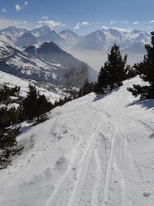 ALPE HUEZ STATION renovated apartment for 6 people near snow front + parking