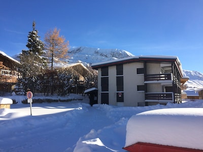 ALPE HUEZ STATION renovated apartment for 6 people near snow front + parking