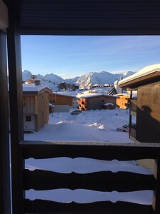 ALPE HUEZ STATION renovated apartment for 6 people near snow front + parking