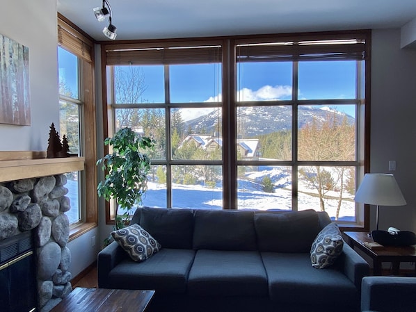  Views! Spacious and bright corner townhouse. 