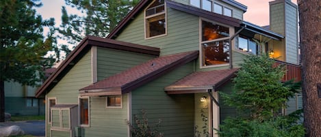 Private front entrance to Modern Mountain Townhome