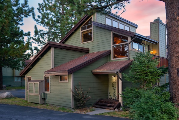 Private front entrance to Modern Mountain Townhome