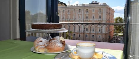 Soggiorno con vista su piazza Amendola.