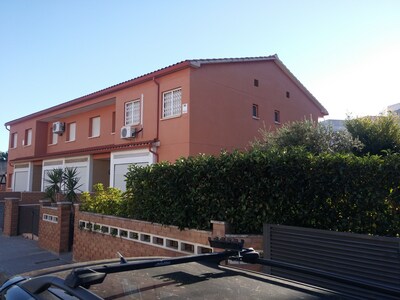 House with wifi, pool, barbecue, air conditioning, 100 meters from the beach