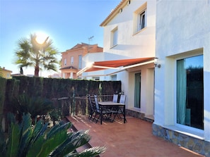 Garden terrace with awning and table for up to 8 persons