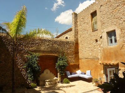 Encantadora casa de pueblo con piscina privada; mucha personalidad y privacidad, cerca del se