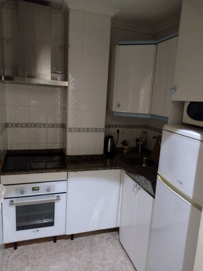 The fully equipped kitchen