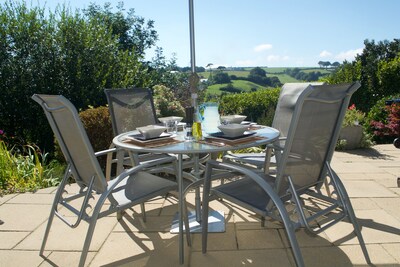 Rivendell - Sleeps 6 with parking, short walk to harbour, beaches & coast path