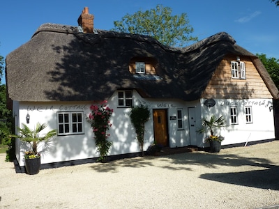 Beautifully Appointed Riverside Thatched Cottage. Town Centre, Yet Secluded