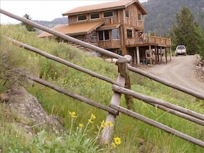 Yellowstone's Sunny Slope Lodge