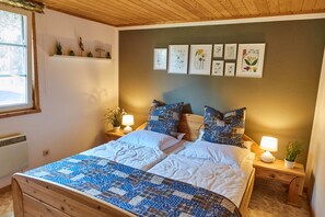 Schlafzimmer mit Doppelbett