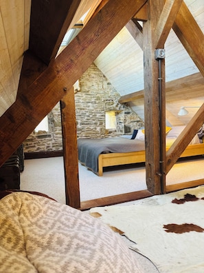 Kingsize bed on Mezzanine level, with lounge area