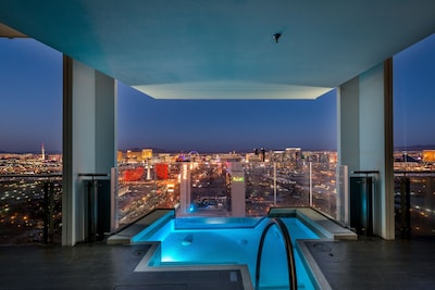 NEWLY REMODELED PENTHOUSE 550 FEET ABOVE THE LAS VEGAS STRIP!!