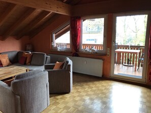 Wohnzimmer mit Blick auf Loggia und Garten