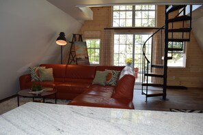 Note...the spiral staircase leading to the loft area 