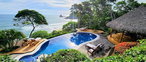 Shared pool area between Villa Palmera and Villa Colibri