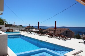 heated swimming pool - sun deck