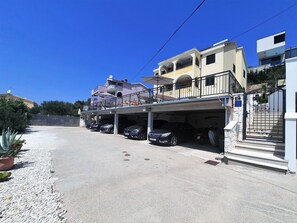 main entrance - private parking - building exterior-access stairs