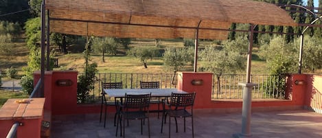 La terrazza con vista sull'oliveto