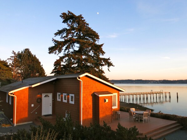 Beautiful Waterfront Beach Cabin on Penn Cove, 180' VIEWS, near Coupeville.