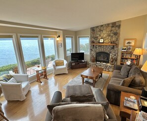 Comfy Great Room with VIEWS, river rock gas fireplace. Queen sleeper sofa.