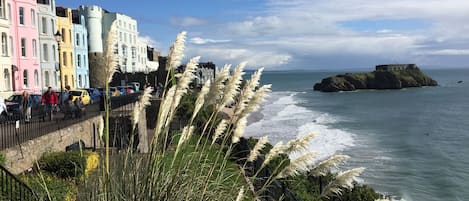 St. Catherines Island and the Esplanade Sea Front, 5 mins walk from the Cottage.