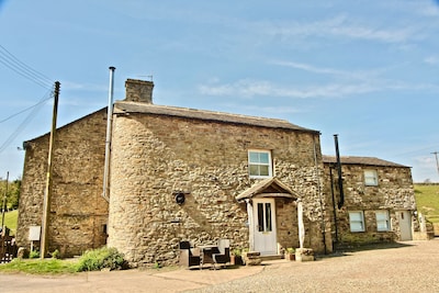 Turbine House, 2 Bedroom Cottage in Reeth, Swaledale. Dog friendly