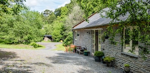 Front of Drovers Retreat in summer