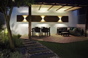 Iluminação nocturna do deck no jardim