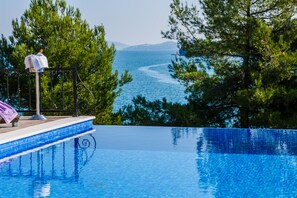  Infinity pool in front of the villa