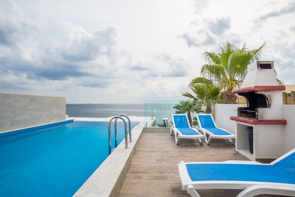 Private Infinity Pool with; Sun Loungers and Barbecue 