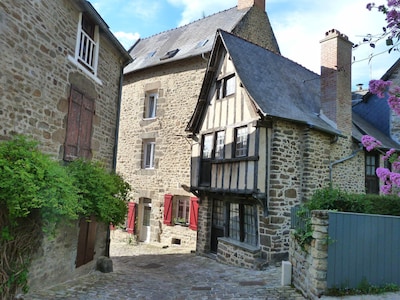 Logis Located in the port of Dinan: walking, canoeing, sea relaxing