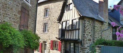 The home and the secular rue de l'Abbaye