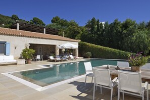 Indoor/outdoor 150 square meters living space in front of the pool