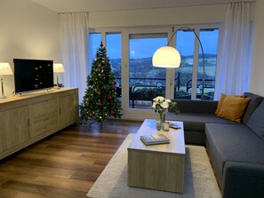 Wohnzimmer mit Balkon