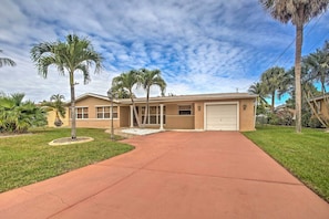 Have the ultimate Cape Coral getaway at this beautiful 3-bedroom, 2-bathroom vacation rental house!