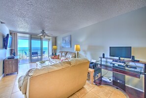 JC Resorts - Vacation Rental - Hamilton House 303 - Indian Rocks Beach – Living Room 1