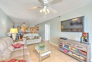 JC Resorts - Vacation Rental - Hamilton House 303 - Indian Rocks Beach – Living Room 2