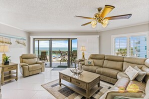 JC Resorts - Vacation Rental – Beach Palms 209 – Indian Shores - Living Room 1