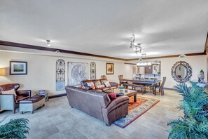 JC Resorts - Vacation Rental - Hamilton House 306 - Indian Rocks Beach – Living Room 2