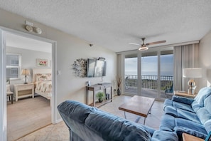 JC Resorts - Vacation Rental - Hamilton House 101 - Indian Rocks Beach - Living Room 2