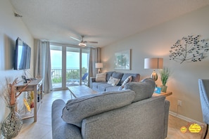 JC Resorts - Vacation Rental - Hamilton House 101 - Indian Rocks Beach - Living Room 1