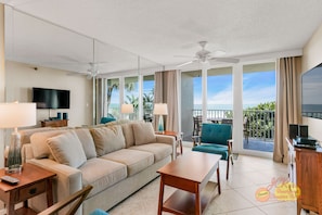 JC Resorts - Vacation Rental - Hamilton House 102 - Indian Rocks Beach - Living Room 1