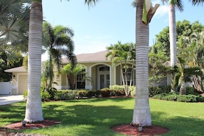 BS3599 - Tropical landscaping surrounds this Florida pool home. Just 2 miles to the beach!