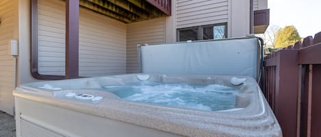 7 person outdoor hot tub