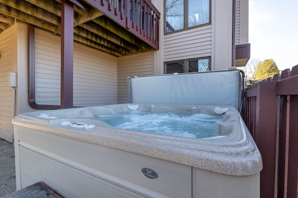 7 person outdoor hot tub