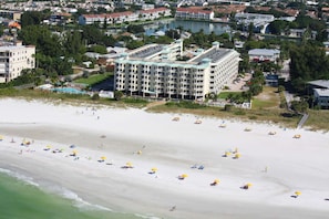 Resort with direct beach access, 2 pools/hot tubs, tiki bar, cafe, and fitness center