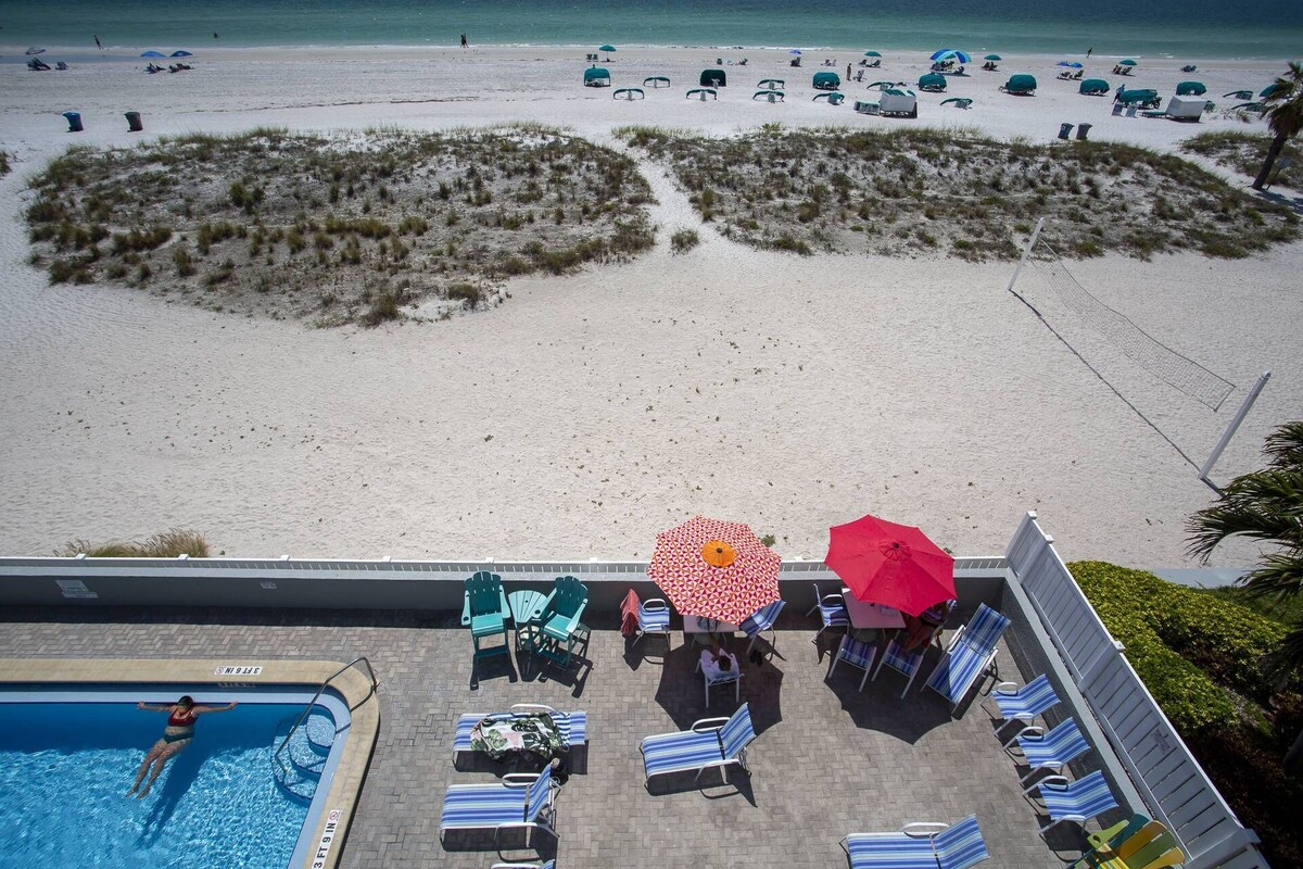 Corner Unit on the 4th Floor with Fabulous View. Private Balcony! Pool, Tiki, Bar, Great Beach.